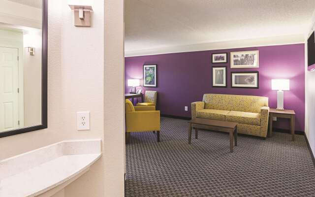 La Quinta Inn & Suites by Wyndham Fort Worth North