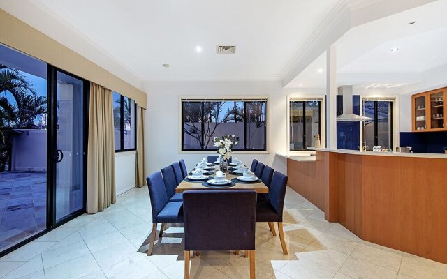 Stunning Lake Front House Amalfi Drive