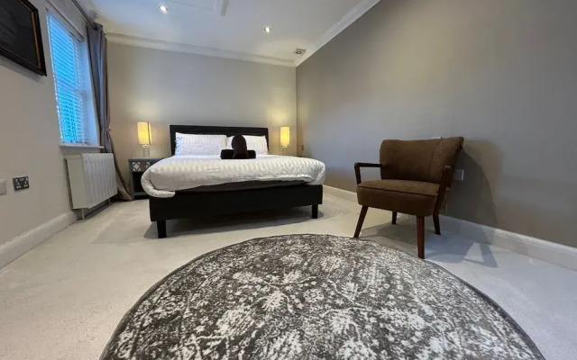 Elegant Retreat: Classic Style and Modern Comfort