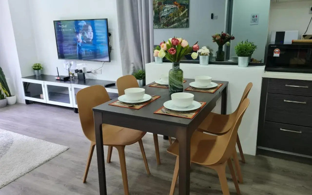 2 bedrooms surrounding natural View and pool