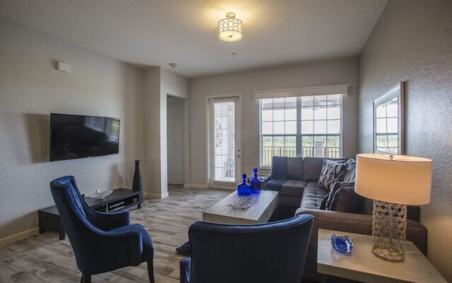 Altavista Lakeview 3 Bedroom Condo by RedAwning