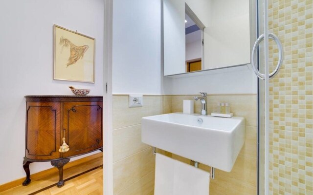 Luxurious 2bed 2bath Apartment Near the Colosseum!