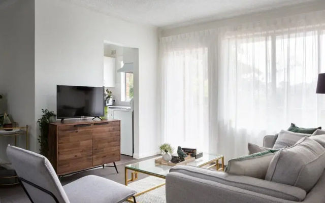 Sunny Apartment in Quiet and Green Neighbourhood