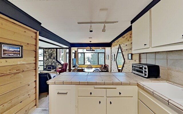 Two Bedroom Units at 1849 Condos with 3 Hot Tubs & Slopeside