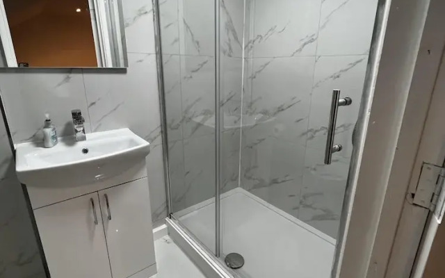 Lovely 6-bed House in Windsor