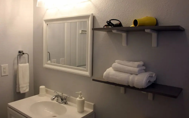 Rainier Guesthouse (Walk to Metro)