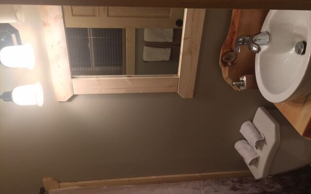 Overlook Inn & Cabins