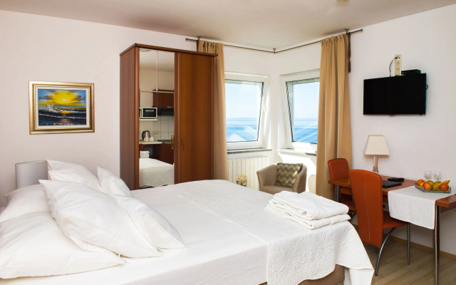 Apartment and Rooms Ana