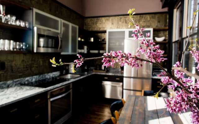 80 LEX 201 Exquisite Downtown Lodging