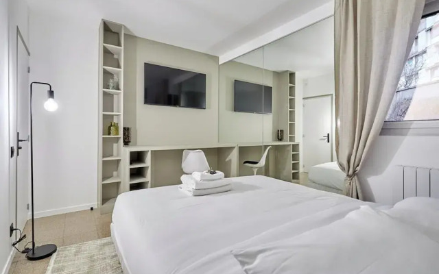 Superb Parisian Apartment / Pere Lachaise