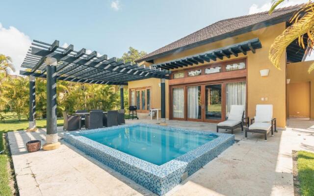 Tropical Villa With Pool at Green Village B843