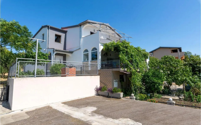 Three-Bedroom Apartment in Rovanjska