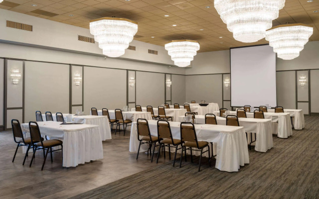 Ramada by Wyndham Thunder Bay Airlane Hotel