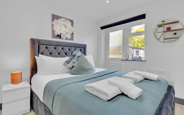 Serviced Ensuite Studio in Feltham London Heathrow