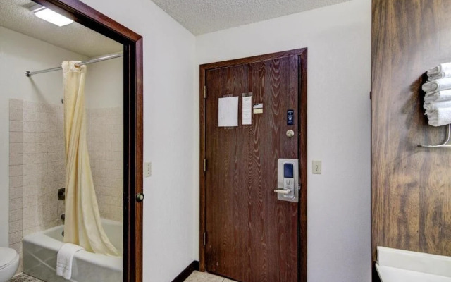 Bloomer Inn & Suites