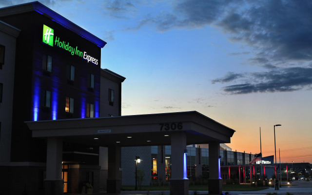 Holiday Inn Express & Suites Omaha South - Ralston Arena, an IHG Hotel