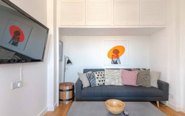 1BR Flat Ideally Located In Zone 2, Fits 3