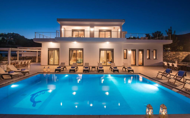 Villa Bellelen With a Heated Pool