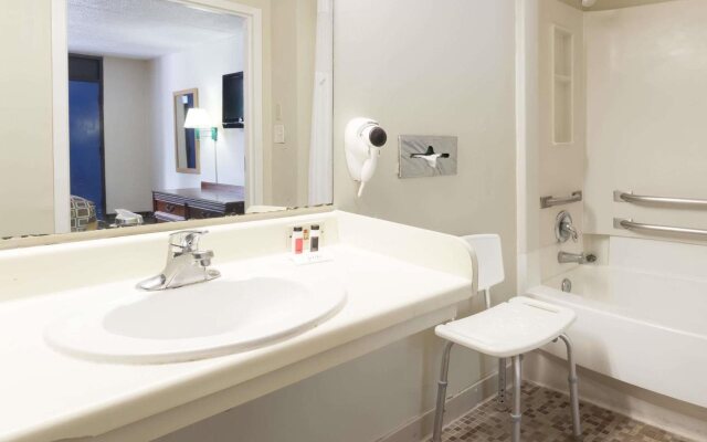 Travelodge by Wyndham Savannah Area/Richmond Hill