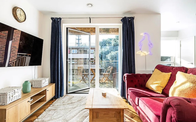 Chic Crystal Palace Flat with Balcony & Workspace