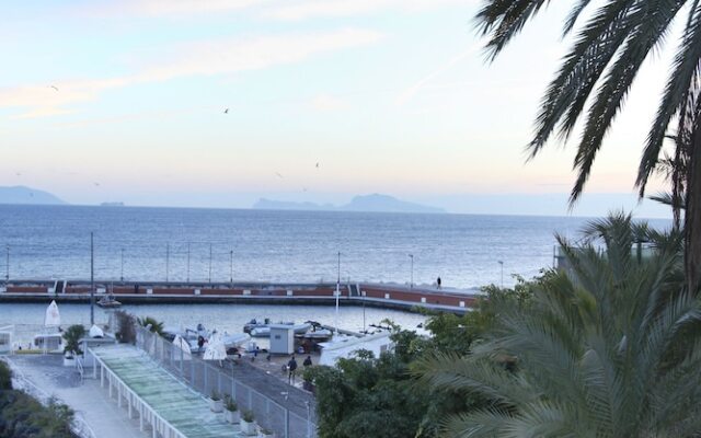 Colorful Sea View Apartments