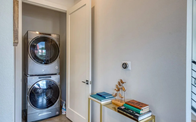 Contemporary Home Centrally Located Near Soco & DT