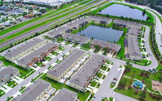 Spacious 4B Family-friendly Townhome Near Disney!