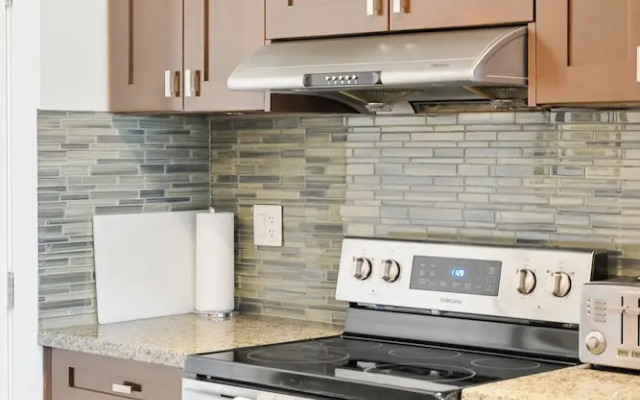 Lakefront Lux 2BR Symphony Of Comfort