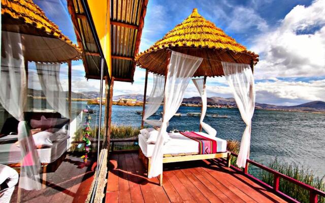 Uros Qhanita Lodge