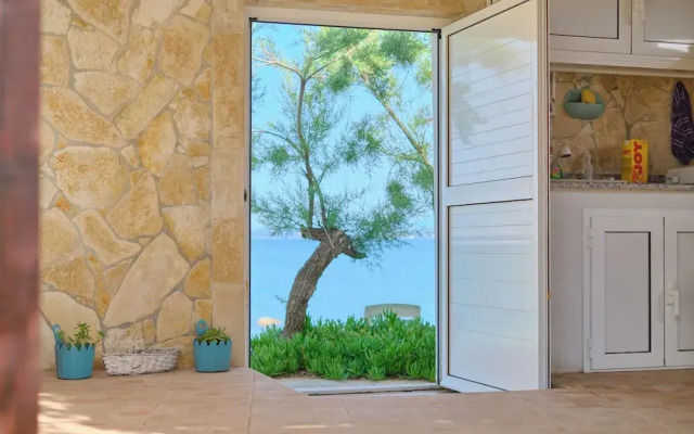Beachfront villa Mihovil w. beach access