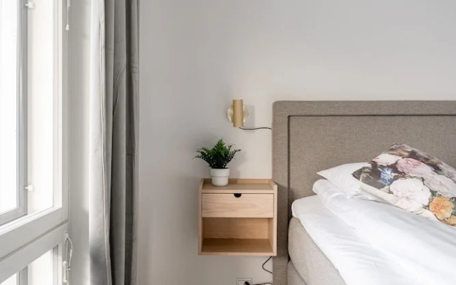 New 2BR Apt with Balcony, Sauna & Great Location