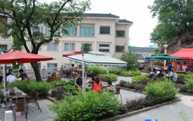 Zhengzhong Holiday Hotel