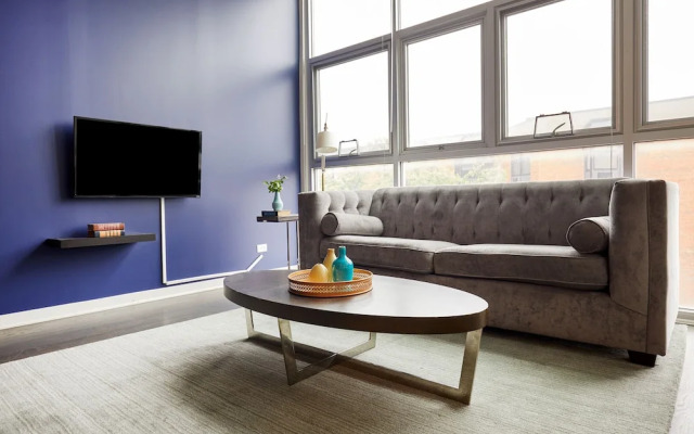 Distinct Lincoln Park Suites by Sonder