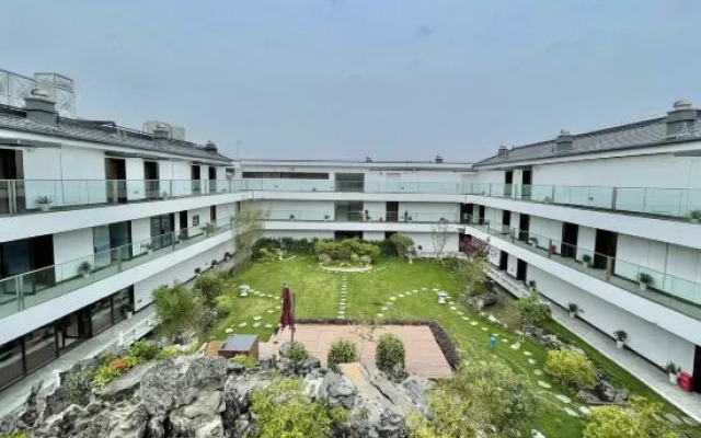 Tongjian Huaxiangtang Resort