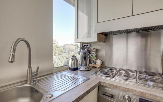 Luxurious Cosy 2 Bdrm Apartment Near Martinez by Olidesi