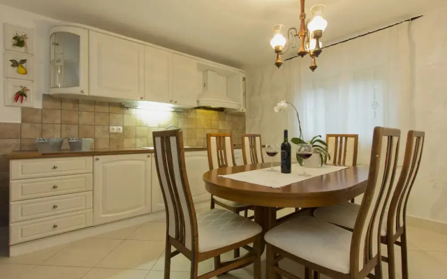 Luxury Three-bedroom Apartment With Amazing Overlook at the sea