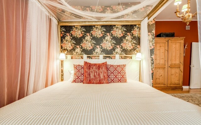 LUXa Charm House