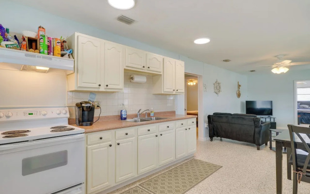 Waterfront Okeechobee Getaway w/ Backyard Dock!