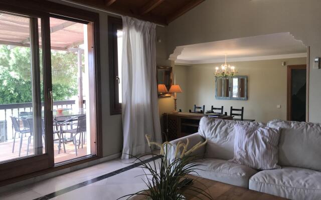 8381 - Large beach side villa in Marbella