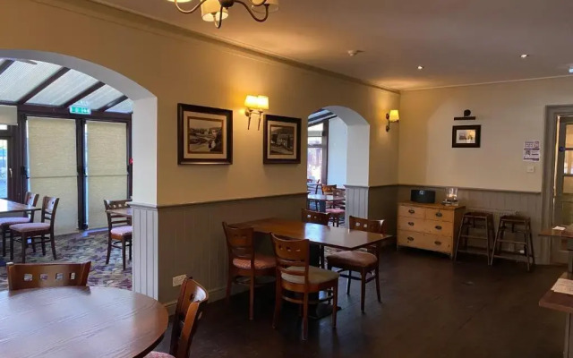 OYO Clovenfords Hotel