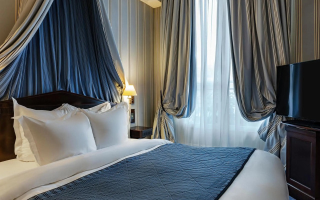 Le Dokhan’s Paris Arc de Triomphe, a Tribute Portfolio Hotel