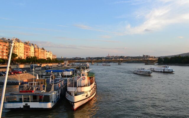 Fortuna Boat Hotel and Restaurant