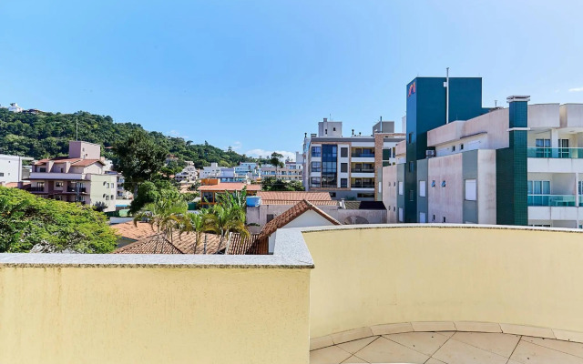 791 - Cobertura com piscina. 200m da PRAIA. BOMBINHAS - CENTRO