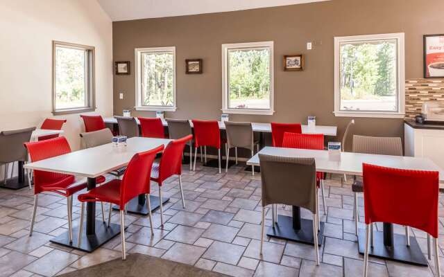 Econo Lodge Inn & Suites Heavenly Village Area