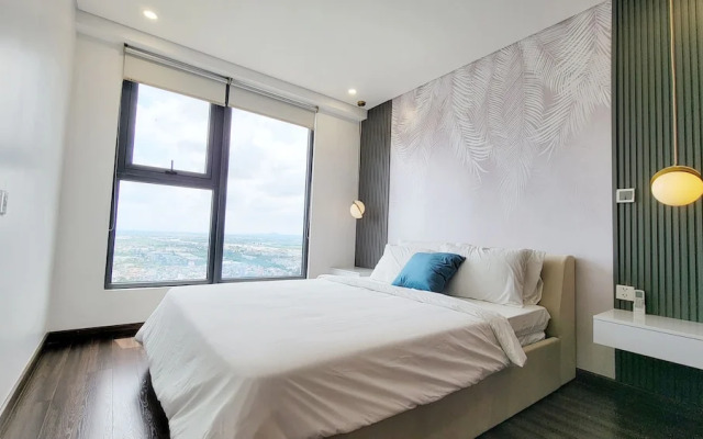 Modern Condo steps from Vincom Plaza