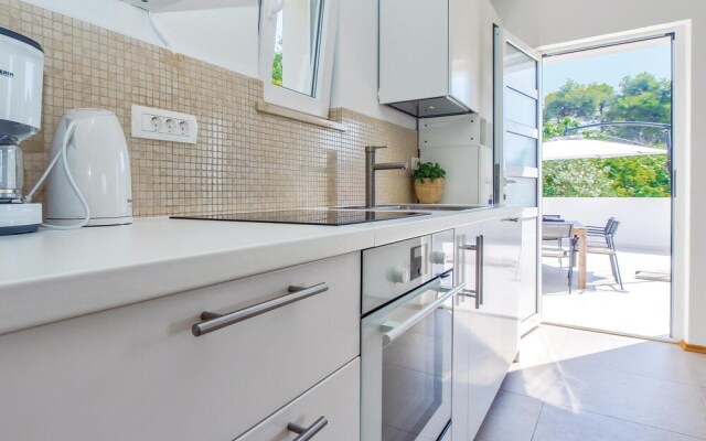 Beautiful Home in Milna With Wifi and 4 Bedrooms