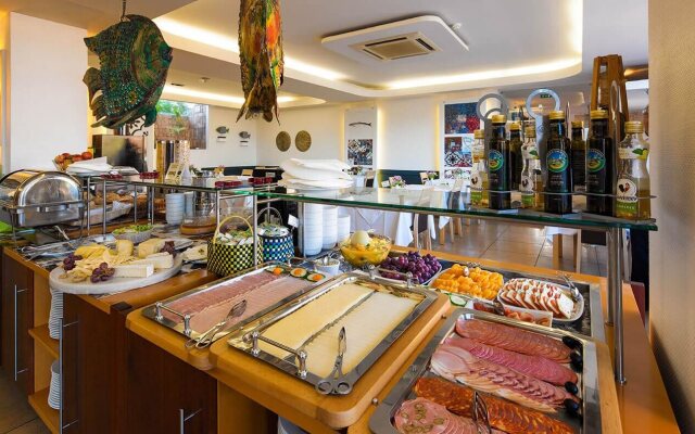 Costa D’Oiro Ambiance Village