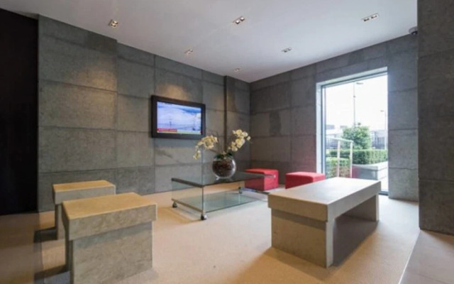 LUXURY Apartment Next to London RAF Museum