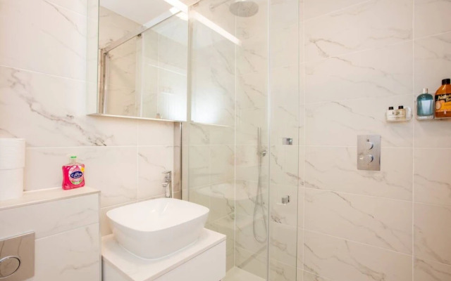 Designer 2 Bedroom Apartment in West London