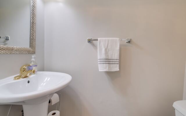 Quaint Arlington Vacation Rental w/ Patio!